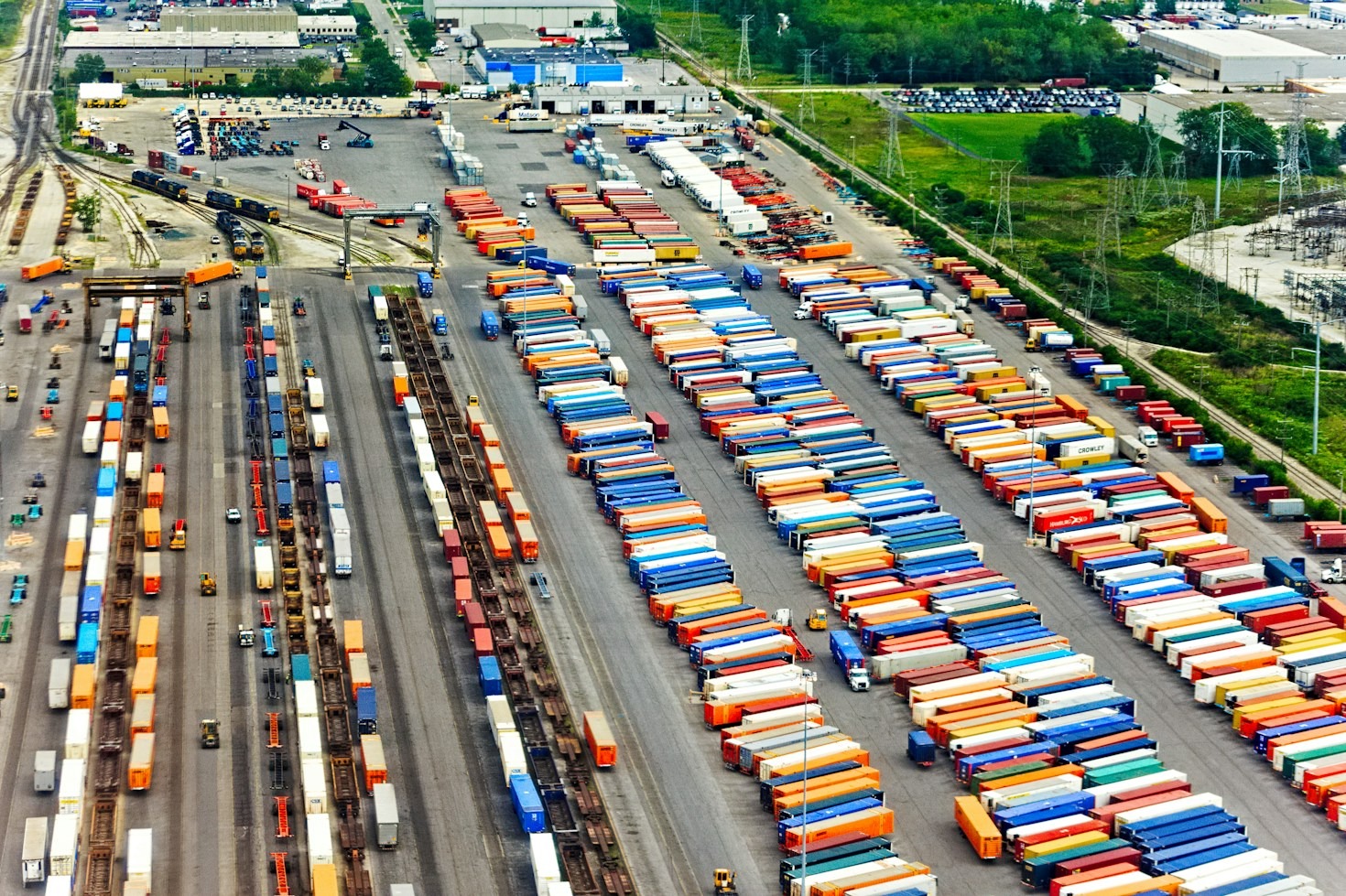 Choosing Between Spot Freight Rates and Long-Term Dedicated Contracts
